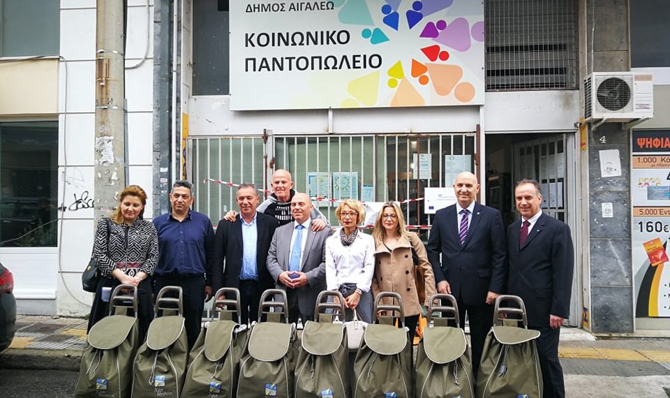 250 τροχήλατες τσάντες με τρόφιμα στο Κοινωνικό Παντοπωλείο