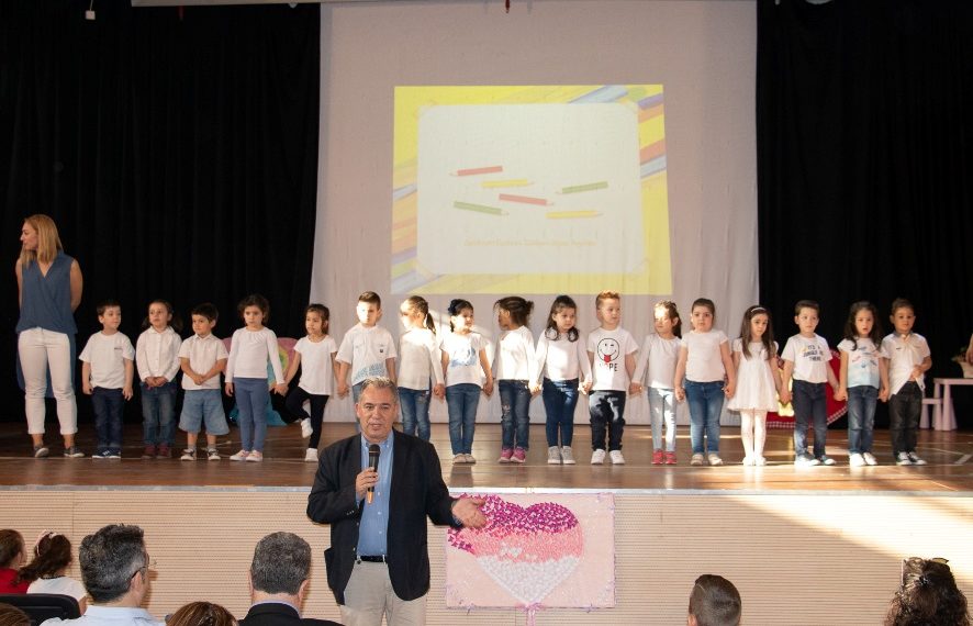 «Δώσε όλα τα χρώματα στα χέρια των παιδιών»