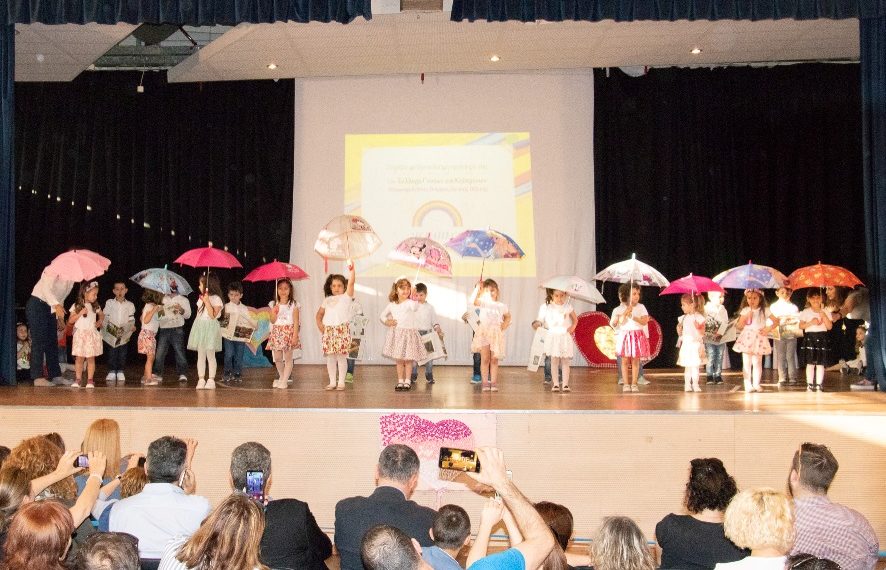 «Δώσε όλα τα χρώματα στα χέρια των παιδιών»