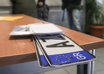 Επιστροφή πινακίδων από τη δημοτική αστυνομία