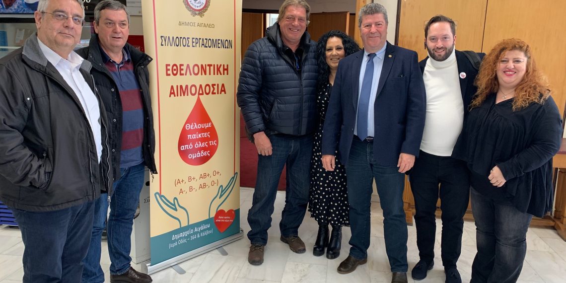 Δεκάδες ανθρώπων στην ανοιχτή αιμοδοσία στο δημαρχείο Αιγάλεω