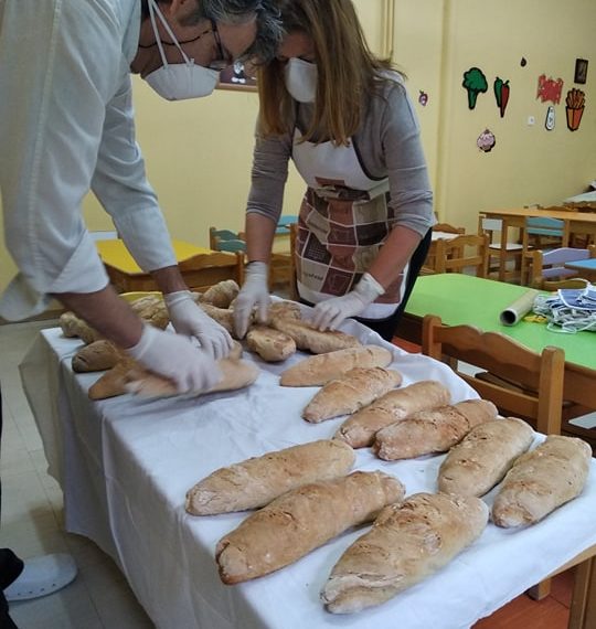 Φρέσκο ψωμί από τους βρεφονηπιακούς σταθμούς για το συσσίτιο