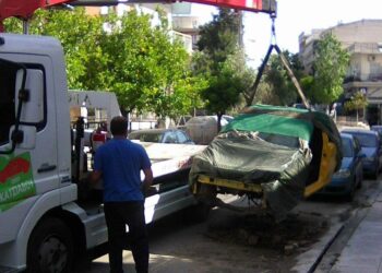 Απομάκρυνση εγκαταλελειμμένων αυτοκινήτων στο Αιγάλεω