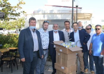 Διανομή ειδών προστασίας σε επιχειρήσεις μαζί με το Ε.Ε.Α.