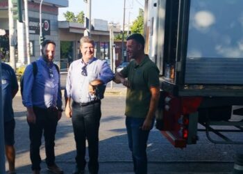 Διανομή ροδάκινων από παραγωγούς στο Αιγάλεω