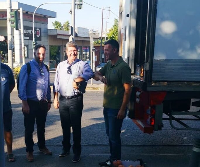 Διανομή ροδάκινων από παραγωγούς στο Αιγάλεω