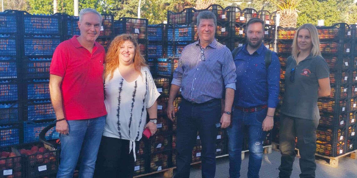 Διανομή ροδάκινων από παραγωγούς στο Αιγάλεω