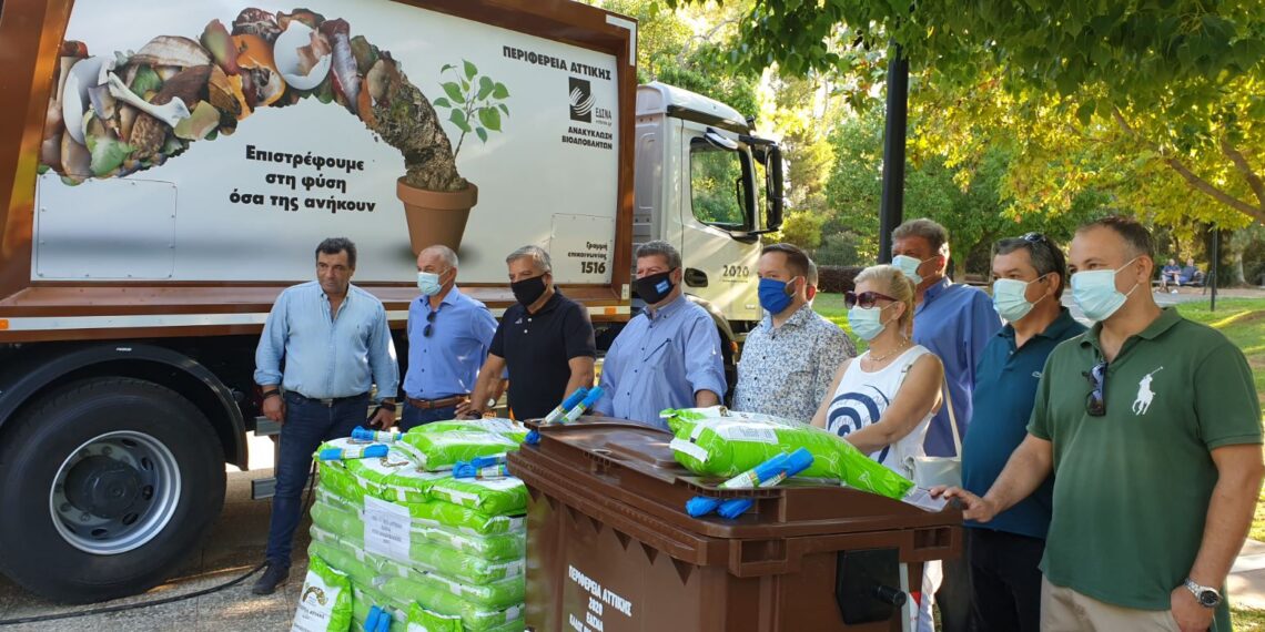 Απορριμματοφόρο, καφέ κάδοι και υλικό για τη συλλογή οργανικών αποβλήτων στον δήμο Αιγάλεω