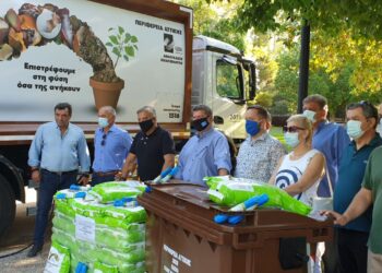 Απορριμματοφόρο, καφέ κάδοι και υλικό για τη συλλογή οργανικών αποβλήτων στον δήμο Αιγάλεω