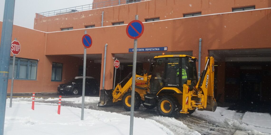 Εκχιονισμός στα νοσοκομεία Αττικόν και Ψ. Ν. Α. και παραλαβή εμβολίων