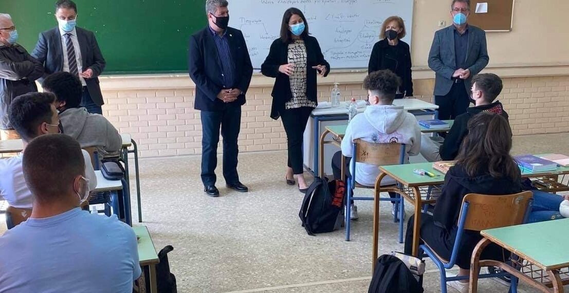 Η Υπουργός Παιδείας και ο Δήμαρχος Αιγάλεω στην επανέναρξη λειτουργίας των Λυκείων του Δήμου Αιγάλεω.