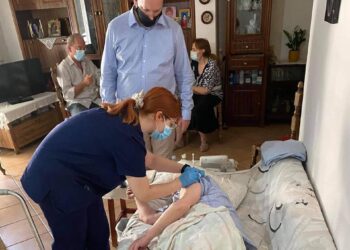 Συνεχίζονται οι εμβολιασμοί πολιτών κατ’ οίκον