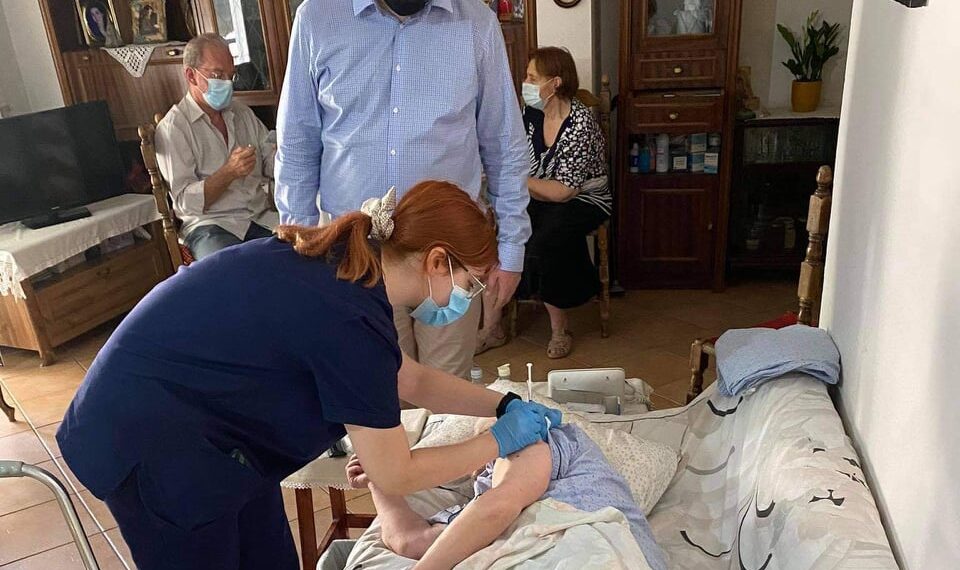 Συνεχίζονται οι εμβολιασμοί πολιτών κατ’ οίκον