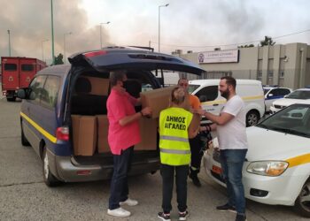 Ο Δήμαρχος Αιγάλεω παρέδωσε είδη πρώτης ανάγκης και προστασίας στους πυροσβέστες και στους εθελοντές