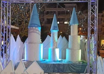 Άνοιξε τις πύλες του το Χριστουγεννιάτικο χωριό