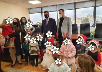 Μαθητές των παιδικών σταθμών έψαλαν τα κάλαντα στο Δήμαρχο Γιάννη Γκίκα