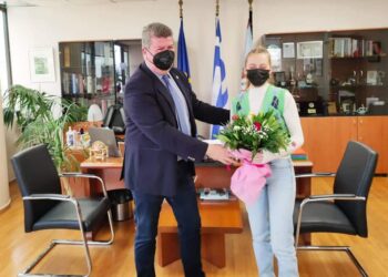 Ο Δήμαρχος Αιγάλεω Γιάννης Γκίκας τίμησε την πρωταθλήτρια του καλλιτεχνικού πατινάζ Ιωάννα Λουκέτσα Ταμπάκη