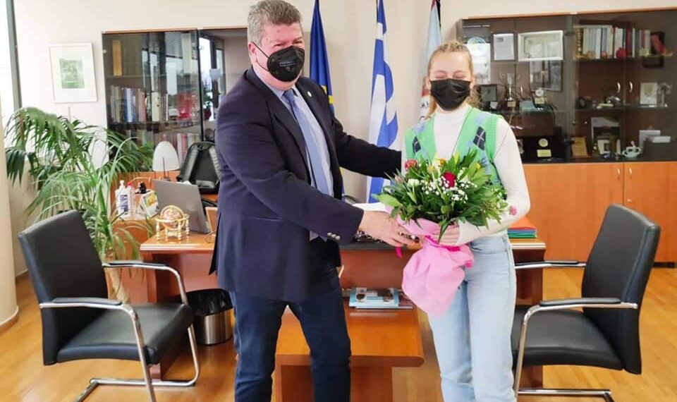 Ο Δήμαρχος Αιγάλεω Γιάννης Γκίκας τίμησε την πρωταθλήτρια του καλλιτεχνικού πατινάζ Ιωάννα Λουκέτσα Ταμπάκη