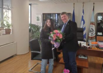 Ο Δήμαρχος Αιγάλεω Γιάννης Γκίκας τίμησε την πρωταθλήτρια του καλλιτεχνικού πατινάζ Μαρκέλλα Ζίκου