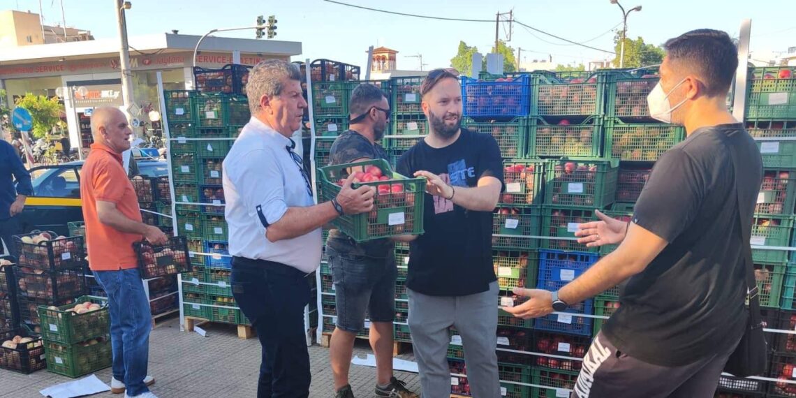 Διανομή ροδάκινων από παραγωγούς στο Αιγάλεω