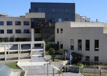 Επίθεση κουκουλοφόρων στο Δημαρχείο Αιγάλεω