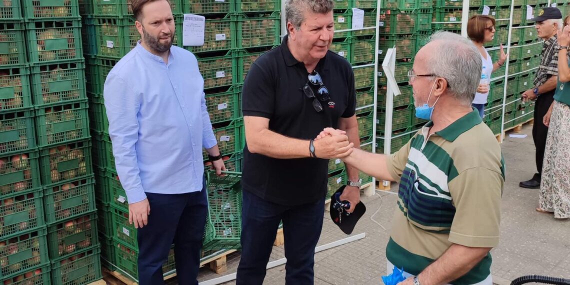 Διανομή ροδάκινων από παραγωγούς στο Αιγάλεω