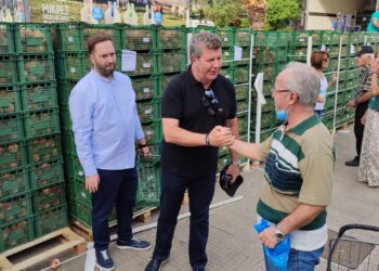 Διανομή ροδάκινων από παραγωγούς στο Αιγάλεω