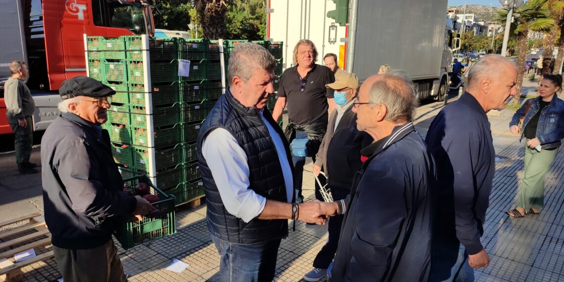 Διανομή μήλων από παραγωγούς στο Αιγάλεω