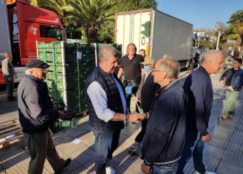 Διανομή μήλων από παραγωγούς στο Αιγάλεω