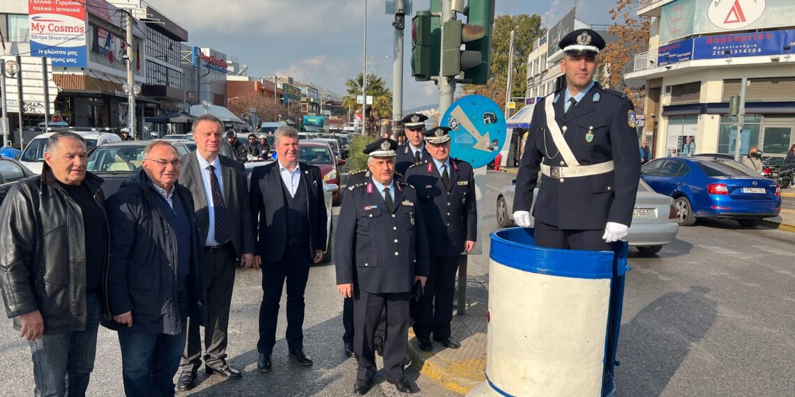 Εθιμοτυπική προσφορά δώρων στον Τροχονόμο στη διασταύρωση Ιεράς Οδού και Θηβών