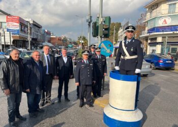 Εθιμοτυπική προσφορά δώρων στον Τροχονόμο στη διασταύρωση Ιεράς Οδού και Θηβών