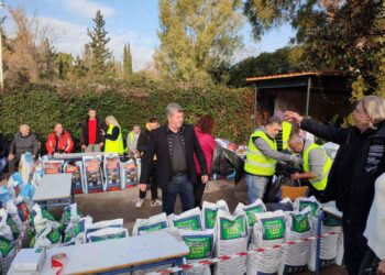 Διανομή ξηράς τροφής για τα αδέσποτα ζώα