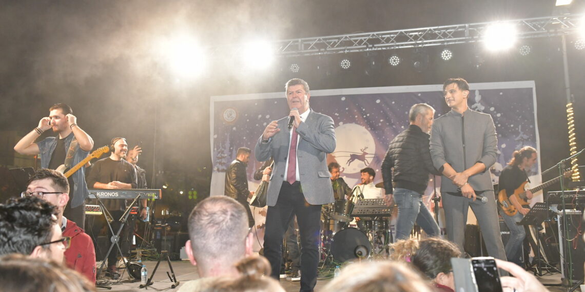 Έλαμψε το Αιγάλεω με τη φωταγώγηση του Χριστουγεννιάτικου δέντρου