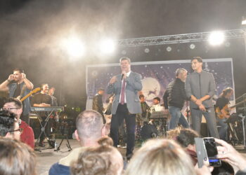 Έλαμψε το Αιγάλεω με τη φωταγώγηση του Χριστουγεννιάτικου δέντρου