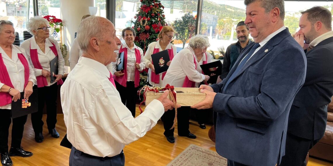 Τα ΚΑΠΗ του Δήμου έψαλαν τα Κάλαντα στον Δήμαρχο Γιάννη Γκίκα