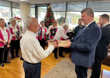 Τα ΚΑΠΗ του Δήμου έψαλαν τα Κάλαντα στον Δήμαρχο Γιάννη Γκίκα