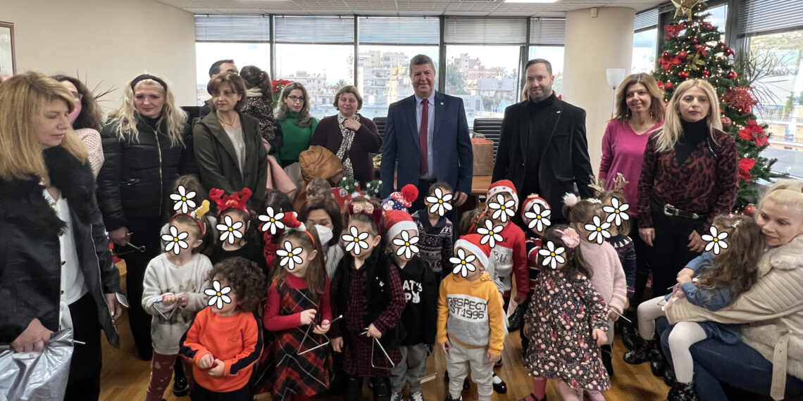 Μαθητές των παιδικών σταθμών έψαλαν τα κάλαντα στον Δήμαρχο Γιάννη Γκίκα