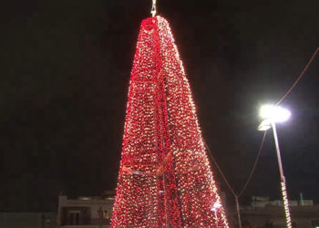 Το Αιγάλεω άναψε το Χριστουγεννιάτικο δέντρο του (vid)