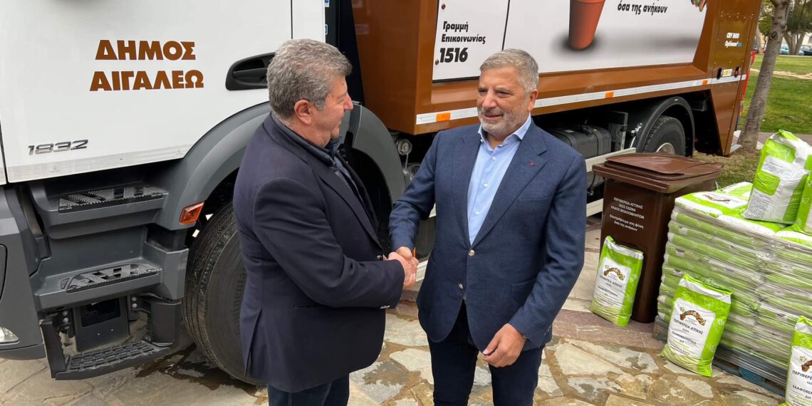 Ο Δήμος Αιγάλεω παρέλαβε 2 σύγχρονα απορριμματοφόρα συλλογής βιοαποβλήτων και 750 καφέ κάδους