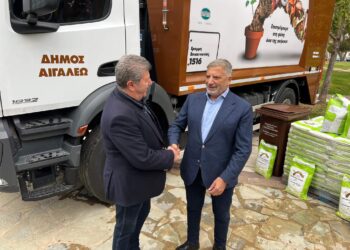 Ο Δήμος Αιγάλεω παρέλαβε 2 σύγχρονα απορριμματοφόρα συλλογής βιοαποβλήτων και 750 καφέ κάδους