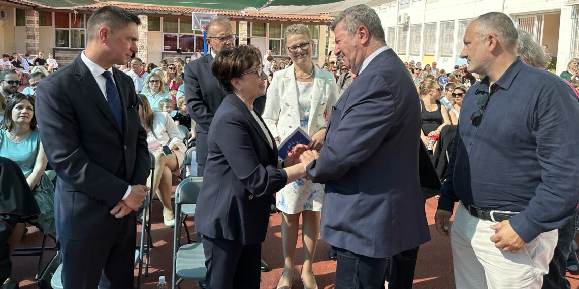 Η Πρόεδρος της Πολωνικής Βουλής Elzbieta Witek παρέδωσε το λάβαρο στο Πολωνικό Σχολείο που φιλοξενείται στο 1ο Δημοτικό Σχολείο Αιγάλεω