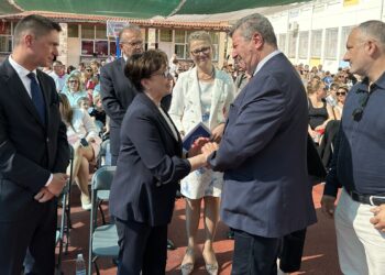 Η Πρόεδρος της Πολωνικής Βουλής Elzbieta Witek παρέδωσε το λάβαρο στο Πολωνικό Σχολείο που φιλοξενείται στο 1ο Δημοτικό Σχολείο Αιγάλεω