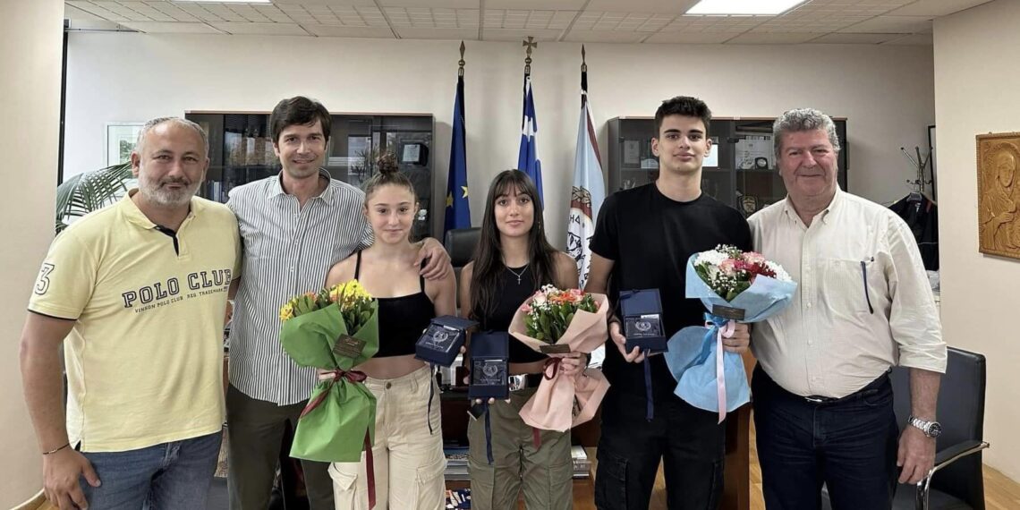 Ο Δήμαρχος Αιγάλεω Γιάννης Γκίκας τίμησε πρωταθλήτριες και πρωταθλητές της κολύμβησης και του ταεκβοντό