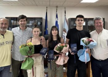 Ο Δήμαρχος Αιγάλεω Γιάννης Γκίκας τίμησε πρωταθλήτριες και πρωταθλητές της κολύμβησης και του ταεκβοντό