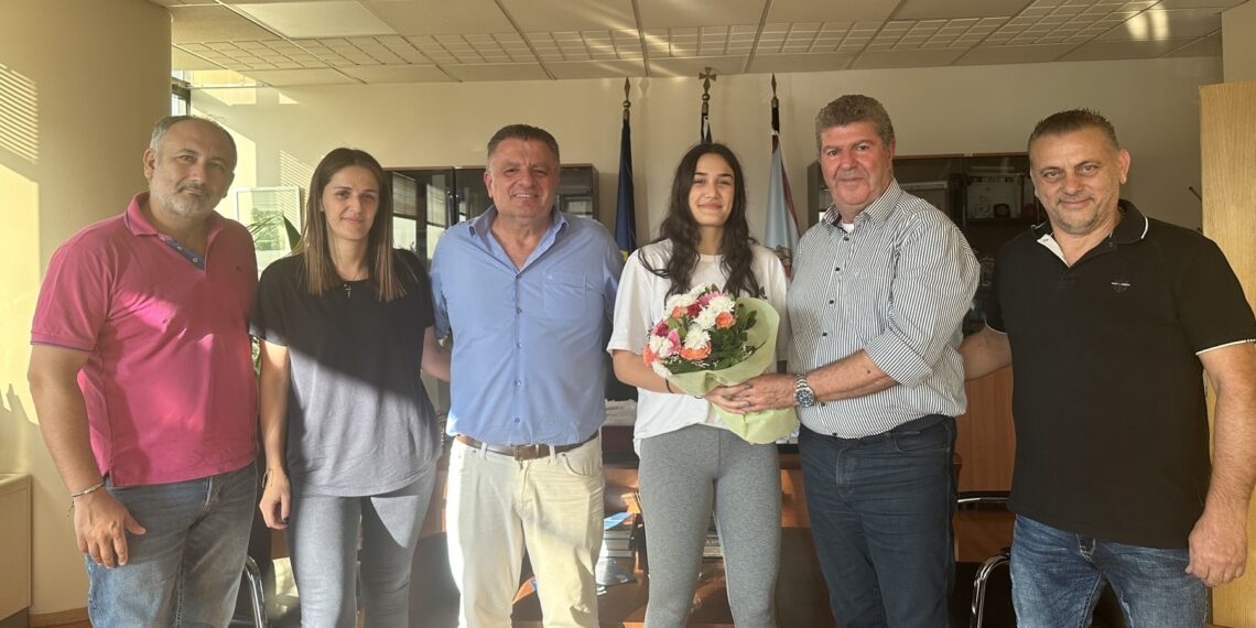 Ο Δήμαρχος Αιγάλεω Γιάννης Γκίκας τίμησε τη διεθνή βολεϊμπολίστρια Όλγα Δρέμπελα