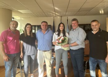 Ο Δήμαρχος Αιγάλεω Γιάννης Γκίκας τίμησε τη διεθνή βολεϊμπολίστρια Όλγα Δρέμπελα