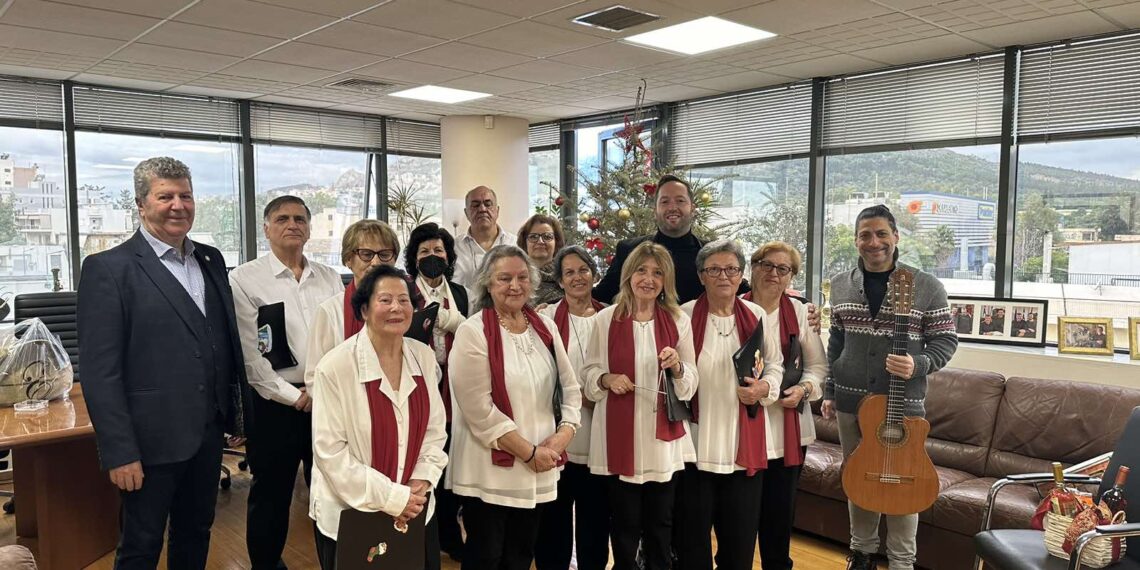 Τα ΚΑΠΗ του Δήμου έψαλαν τα Κάλαντα στον Δήμαρχο Γιάννη Γκίκα