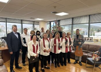 Τα ΚΑΠΗ του Δήμου έψαλαν τα Κάλαντα στον Δήμαρχο Γιάννη Γκίκα