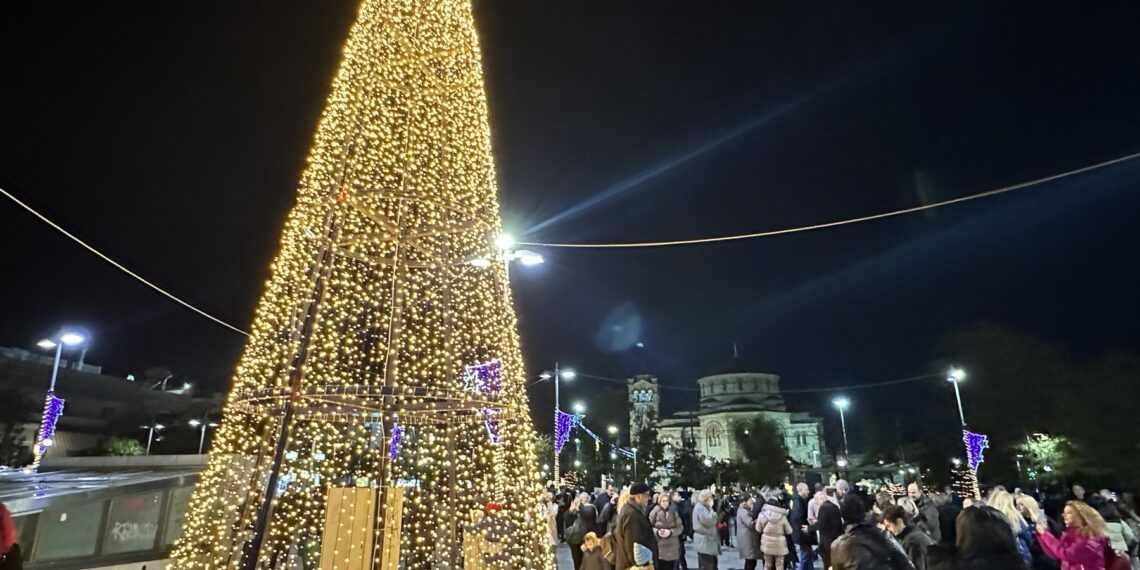 Το Αιγάλεω άναψε το Χριστουγεννιάτικο δέντρο του