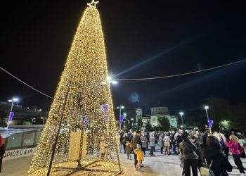 Το Αιγάλεω άναψε το Χριστουγεννιάτικο δέντρο του